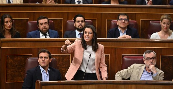 La portavoz de Ciudadanos en el Congreso, Inés Arrimadas, interviene en la segunda y última sesión de control de esta legislatura celebrada este miércoles en el hemiciclo del Congreso. EFE/ Fernando Villar