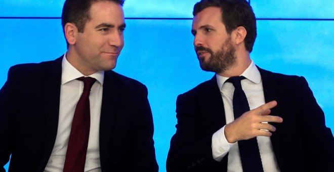 El presidente del Partido Popular Pablo Casado (d), y el secretario general Teodoro García Egea, durante la reunión del Comité Ejecutivo Nacional reunido esta mañana en la sede madrileña de la calle Génova. EFE/Fernando Alvarado