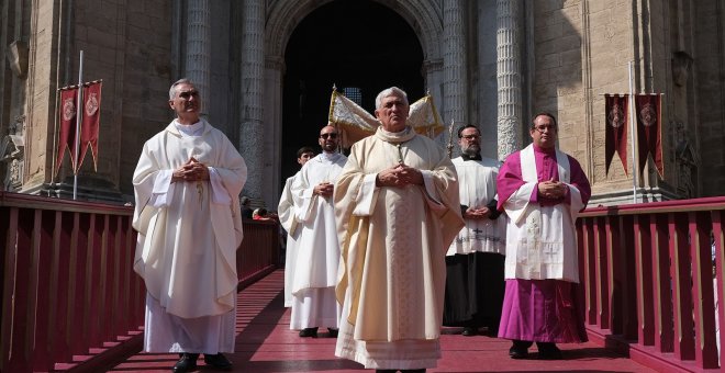 El obispo de Cádiz y Ceuta, Rafael Zornoza Boy, en la Catedral gaditana. OBISPADO DE CÁDIZ