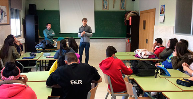 Imagen de una sesión de educación financiera en un colegio del Programa Finanzas para Mortales, del Banco Santander. En 2018, el banco proporcionó formación financiera gratuita a 360.000 personas en todo el mundo.