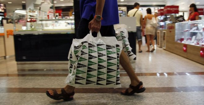 Un cliente, en uno de los centros de El Corte Inglés, en Madrid. REUTERS/Sergio Perez