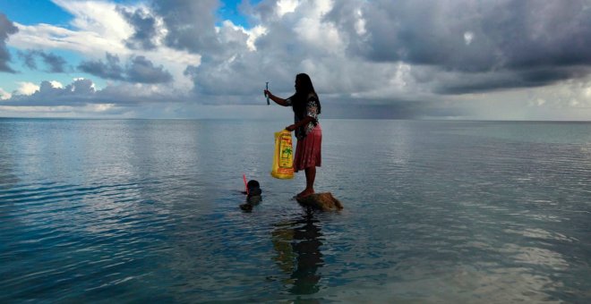 Una mujer y su marido pescan en Kiribati, un archipiélago del Pacífico amenazados por el aumento por la subida del nivel del mar. / REUTERS - DAVID GRAY