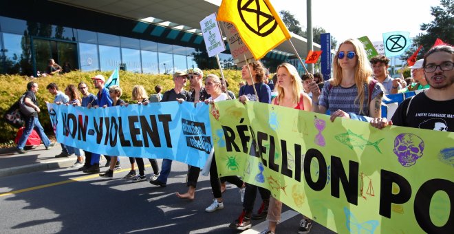 Activistas de Extinction Rebellion  protestan frente a la sede de Philip Morris International durante una marcha de demostración pro-clima en Lausana, Suiza. REUTERS / Denis Balibouse