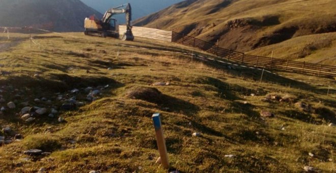 El inicio de las obras provocó un amago de crisis en el Gobierno de Aragón por la oposición de Podemos y Cha al proyecto de la estación de esquí. / Plataforma de Defensa de las Montañas