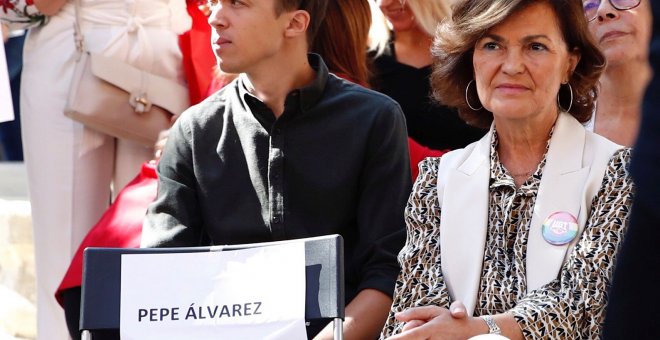 La vicepresidenta del Gobierno, Carmen Calvo (d) junto al candidato de Más País a las elecciones generales del 10 de noviembre, Iñigo Errejón (i), durante la clausura de la conmemoración del 130 aniversario de UGT, este domingo en Madrid. EFE/Javier López