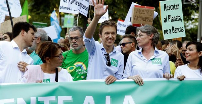 27/09/2019.- El candidato de Más País a las elecciones generales, Íñigo Errejón (c), durante la manifestación que esta tarde recorre las calles de la capital, contra la crisis climática. EFE/JuanJo Martín