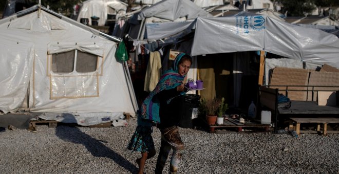 01/09/2019 - Una migrante y su hija se dirigen a un campamento improvisado para refugiados junto al campamento de Moria en la isla de Lesbos, Grecia. / REUTERS - ALKIS KONSTANTINIDIS