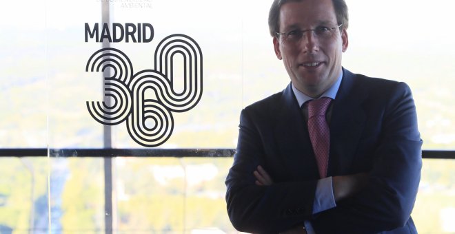 Martínez Almeida posa ufano ante el logo de Madrid 360, su plan anticontaminación./ EFE