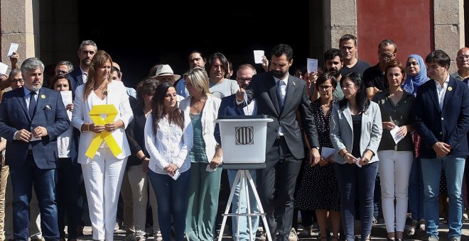 01/10/2019.- El presidente del Parlament, Roger Torrent (c) , ha encabezado este martes una concentración para conmemorar el segundo aniversario del 1-O. / EFE - QUIQUE GARCÍA