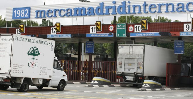 Los camiones entran en el recinto de Mercamadrid. (EFE/Víctor Lerena)