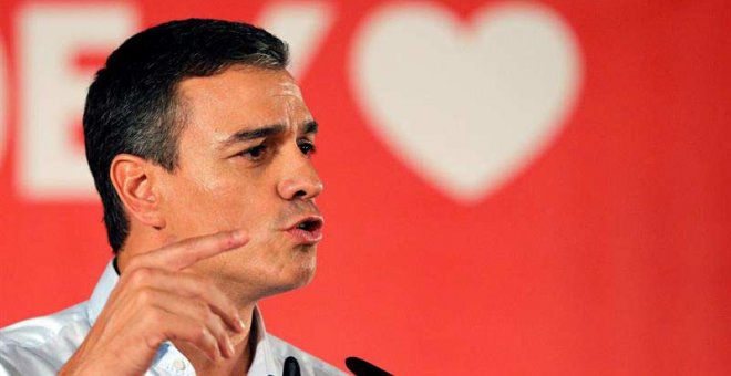 Pedro Sánchez participa en un mitin de la precampaña electoral. (JUAN CARLOS CÁRDENAS | EFE)