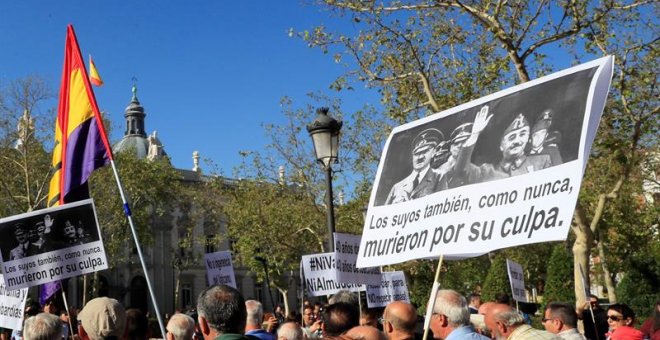 24/09/2019.- Varias personas en la concentración frente al Tribunal Supremo a la espera de la sentencia que avalaría la exhumación de los restos de Franco del Valle de los Caídos. EFE/ Fernando Alvarado