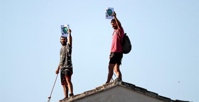 27/09/2019.- Dos personas intentando detener el derribo de Forn Barraca realizado para ampliar la autovía V-21 (Valencia). EFE/Manuel Bruque