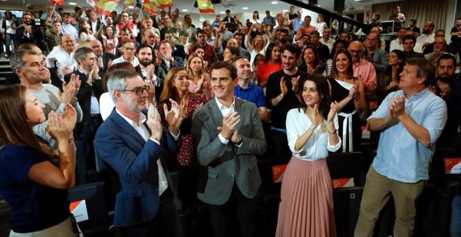 El líder de Ciudadanos, Albert Rivera, acompañado por los miembros de su partido Inés Arrimadas, José Manuel Villegas y Marta Rivera, entre otros, durante el acto de precampaña de su partido celebrado este sábado en Madrid. EFE/David Fernández