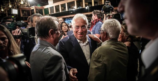 El primer ministro portugués y secretario general del Partido Socialista (PS) Antonio Costa (C) llega a un hotel en Lisboa, donde seguirá los resultados de las elecciones en Lisboa