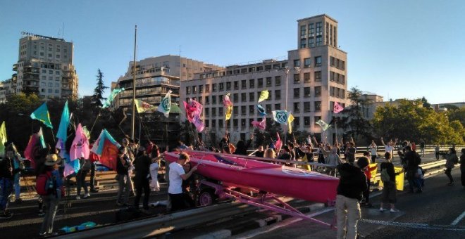 Imágenes del paseo de la Castellana cortado en plena hora punta. / Extinction Rebellion Spain