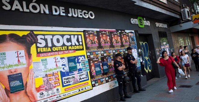 06/10/2019.- Cientos de personas participan este domingo en Madrid en una manifestación para denunciar la proliferación de las casas de juego y apuestas, que se han convertido en "una plaga" en los barrios, especialmente en los más populares. Encabezada p