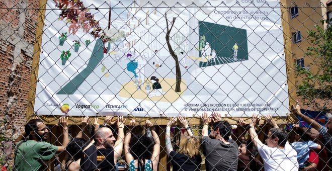 Socios de la cooperativa Entrepatios inauguran las obras en el solar que compraron en el distrito de Usera, Madrid, hace más de tres años.- ENTREPATIOS