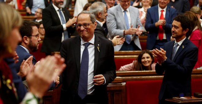 Aplaudiments a Torra després del fracàs de la moció de censura de Cs. EFE / QUIQUE GARCÍA