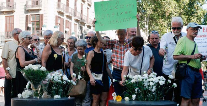 Un familiar de una víctima del atentado de Las Ramblas muestra la pancarta "Queremos saber la verdad" durante el homenaje del segundo aniversario del 17A, en agosto pasado. | RTVE