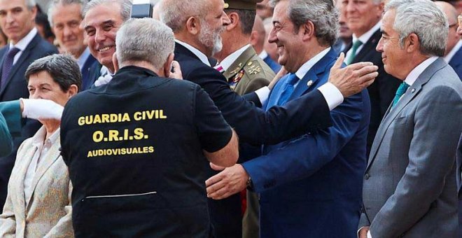 El director general de la Guardia Civil, Félix Vicente Azón, (izquierda), saluda al fiscal jefe de la Audiencia Nacional, Javier Zaragoza (derecha), durante los actos de celebración del día de la patrona del cuerpo en la comandancia de Sant Andreu de la B