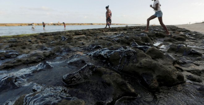 La arena lucía negra estos días en playas como esta en Couripe, en el estado de Alagoas. / Reuters