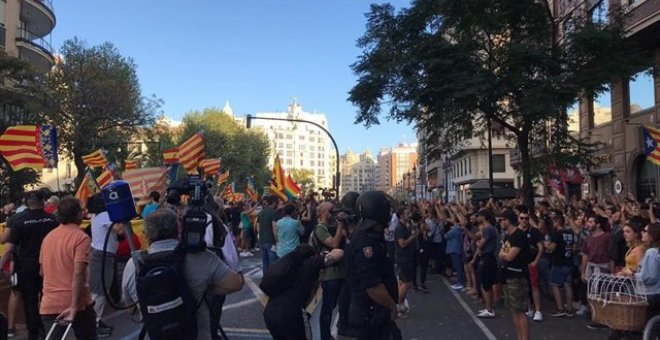 Momentos de tensión entre participantes en las diferentes manifestaciones del 9 d'Octubre. - EUROPA PRESS