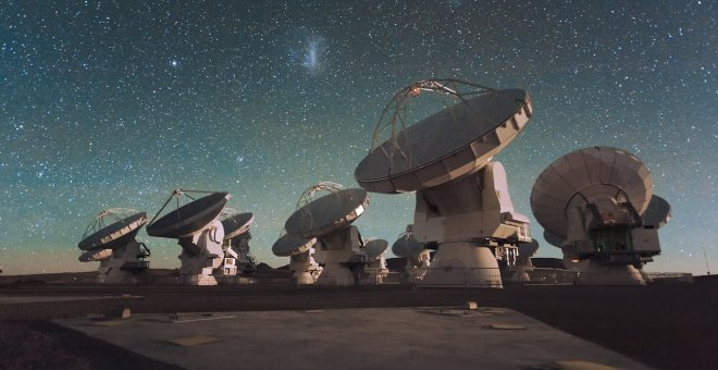 Algunas de las antenas del complejo ALMA, en los Andes chilenos sobre el fondo de las Nubes de Magallanes. /ESO/C. MALIN