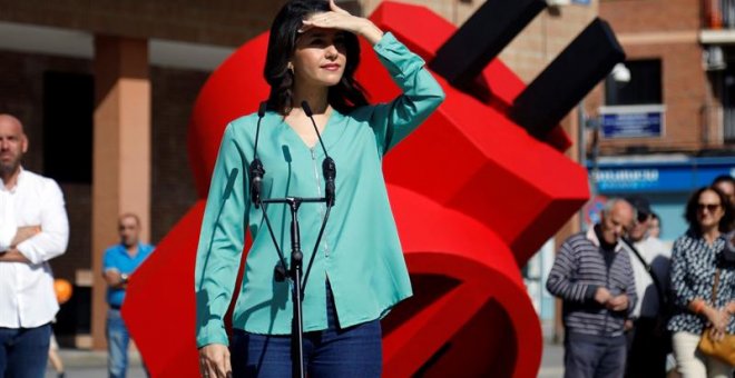 La portavoz de Ciudadanos en el Congreso de los Diputados, Inés Arrimadas, durante un acto este domingo en la Plaza de Ayuntamiento de Móstoles.- EFE/David Fernández