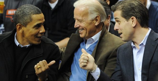 El expresidente Obama, junto a su vicepresidente Joe Biden, y su hijo, Hunter Biden. (EFE)