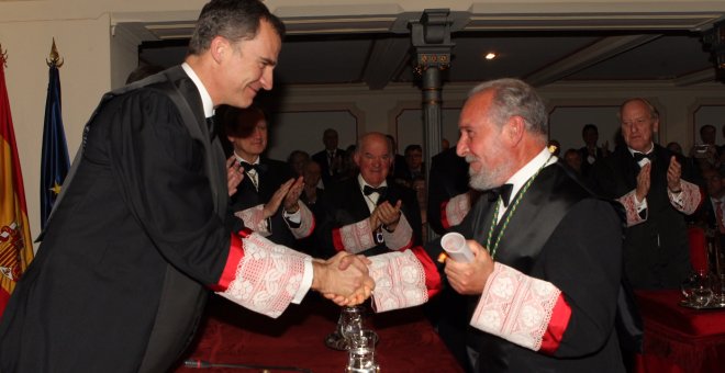 Manuel Aragón Reyes recibe de Felipe VI el diploma de ingreso en la Academia de Jurisprudencia y Legislación. CASA REAL