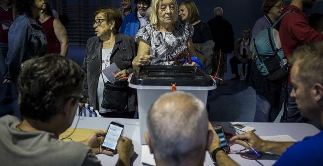 Ciudadanos catalanes votan en un colegio el 1 de octubre de 2017. JAIRO VARGAS