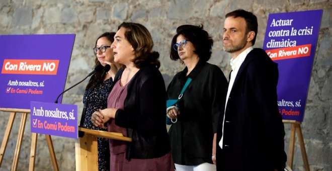 La alcaldesa de Barcelona, Ada Colau (i) junto a la número uno al Senado Rosa Lluch (2ªd), hija de Ernest Lluch, y el número uno al Congreso, Jaume Asens (d), durante un acto celebrado en el Fossar del Mercat de Sant Antoni en el que los Comunes han dado