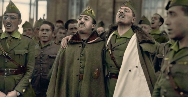 Franco y Millán Astray se abrazan mientras cantan junto a otros legionarios del Cuartel de Dar Riffien (Ceuta). Foto Bartolomé Ros. Archivo Familia Ros Amador.