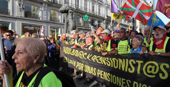 Momento en el que los pensionistas llegados de diferentes partes del Estado se encuentran en la Puerta del Sol y marchan hacia el Congreso de los Diputados | Kiko Huesca / EFE