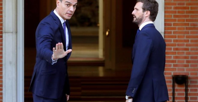 El presidente del Gobierno en funciones, Pedro Sánchez (i), y el líder del PP, Pablo Casado, momentos antes de la reunión que han mantenido este miércoles en Moncloa para analizar la escalada de violencia en Cataluña tras la sentencia del "procés". EFE/Ju