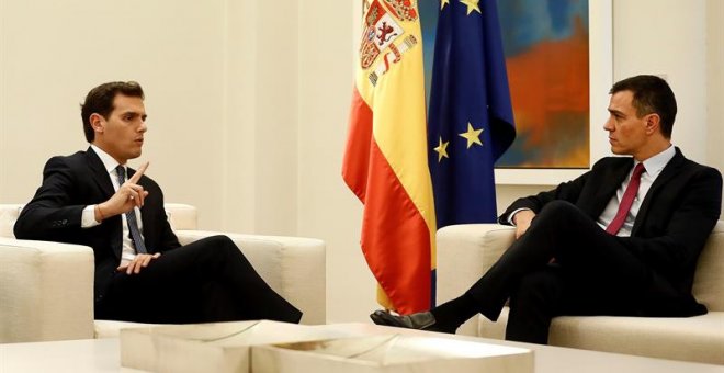 El presidente del Gobierno en funciones, Pedro Sánchez (d), se reúne con el líder de Ciudadanos, Albert Rivera, con quien concluye la ronda que ha mantenido con los responsables de la oposición para tratar el nuevo escenario de tensión en Cataluña tras l