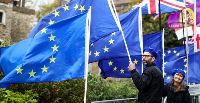 Manifestantes contra el Brexit ante el Parlamento británico. (TOM NICHOLSON | EFE)