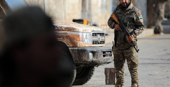 Un combatiente turco en la frontera con Siria/ AFP