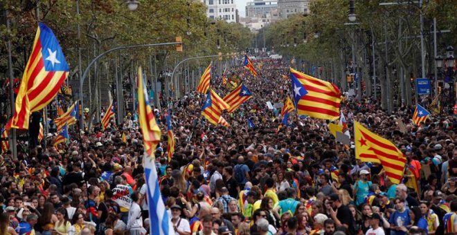 La manifestació central de la vaga general ha omplert el Passeig de Gràcia. EFE / ALEJANDRO GARCÍA