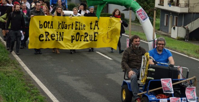 Imagen de la marcha realizada en 2016 al cuartel de Mungia. KEM-MOC