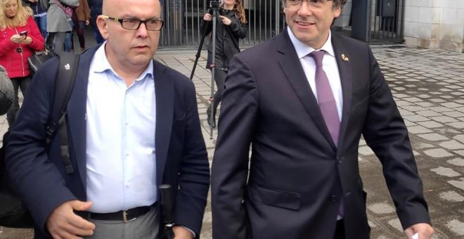 El expresidente de la Generalitat de Cataluña Carles Puigdemont se ha presentado voluntariamente ante las autoridades belgas acompañado de su abogado, Gonzalo Boyé, en relación con la orden europea de detención y entrega cursada por el Tribunal Supremo,