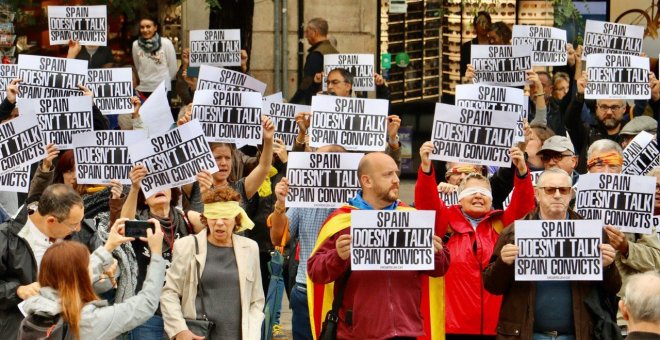 Concentració de Pícnic per la República i l'ANC per la reunió d'España Global amb cònsols de Barcelona. ANC