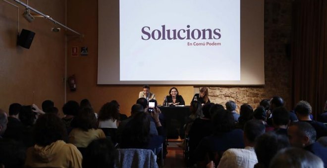 El portavoz en el Congreso de En Comú Podem, Jaume Asens (i), la alcaldesa de Barcelona, Ada Colau (c), y la líder en el Parlament, Jéssica Albiach (d), durante la reunión que los cargos electos de los comunes están celebrado este lunes para coordinar cuá