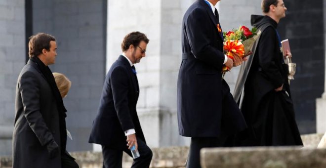 El abogado de la familia Franco, Luis Felipe Utrera Molina, (2d), Jaime Ardid Martínez-Bordiú (2i) y Francisco Franco Suelves (i) a su llegada al Valle de los Caídos de donde serán exhumados los restos de Francisco Franco y trasladados al cementerio de El