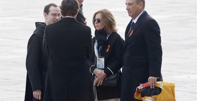 24-10-2019.- El nieto mayor del dictador, Francisco Franco Martínez-Bordiú, conocido como 'Francis Franco', accede a la Basílica del Valle de los Caídos con la bandera preconstitucional en la mano. EUROPA PRESS