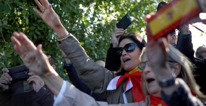 Un grupo de franquistas se concentra en el acceso del cementerio de El Pardo-Mingorrubio. - EFE