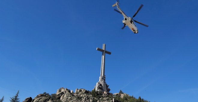 Una vista del helicóptero que transportaba el ataúd del dictador Francisco Franco en el Valle de los Caidos (San Lorenzo de El Escorial, España. REUTERS / J.J. Guillén