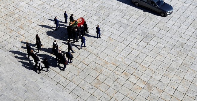 24/10/2019 - Los familiares de Franco portan el féretro con los restos del dictador. / REUTERS