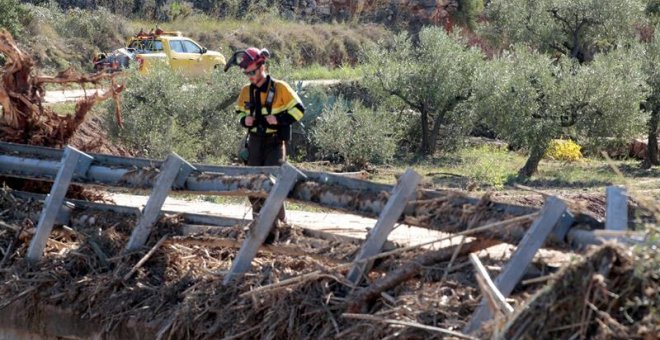 25/10/2019.- Técnicos forestales realizan tareas de búsqueda en el rio Francolí, Vilaverd (Tarragona), donde desaparecieron una madre y su hijo que vivían en un bungaló, arrancado por el agua en las riadas de esta semana. EFE/ Jaume Sellart